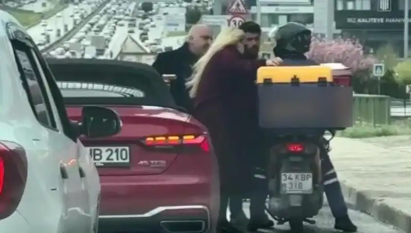 D-100'de Gerilim Dolu Anlar: Tartıştığı Motokuryeye Silah Çekti