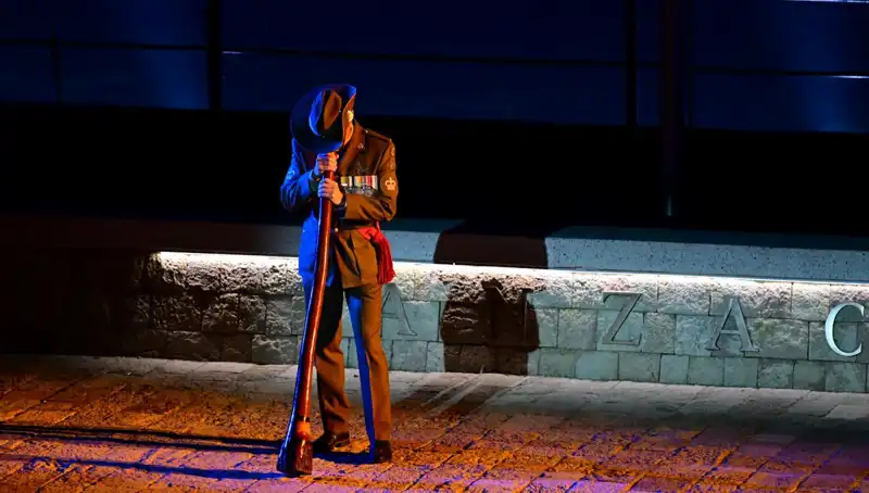 Anzak Koyu'nda Unutulmaz "Şafak Ayini": Anma Töreninin Kapsamı ve Anlamı