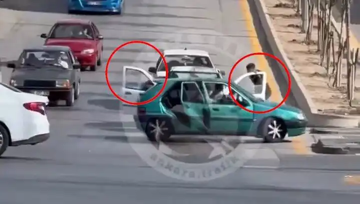 Trafikte Bıçak ve Kılıç Saldırısı! Üç Kişi Gözaltında