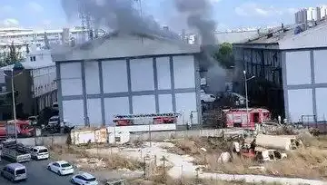 Başakşehir Sanayi Sitesinde Gizemli Yangın: İş Yerleri Alev Alev Yandı