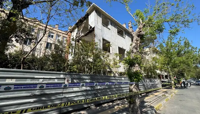Bakırköy'deki Metruk Bina Depremde Kısmen Çöktü: Olayın Ayrıntıları