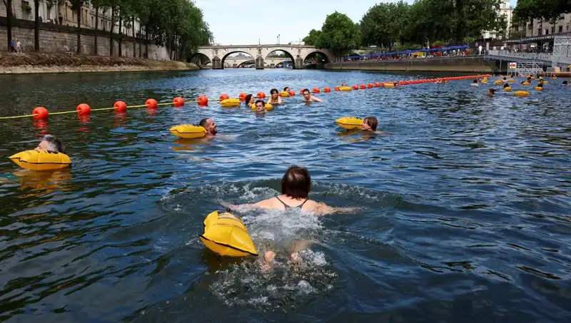 Paris’te Tarihi An: Seine Nehri Nihayet Halka Açıldı!
