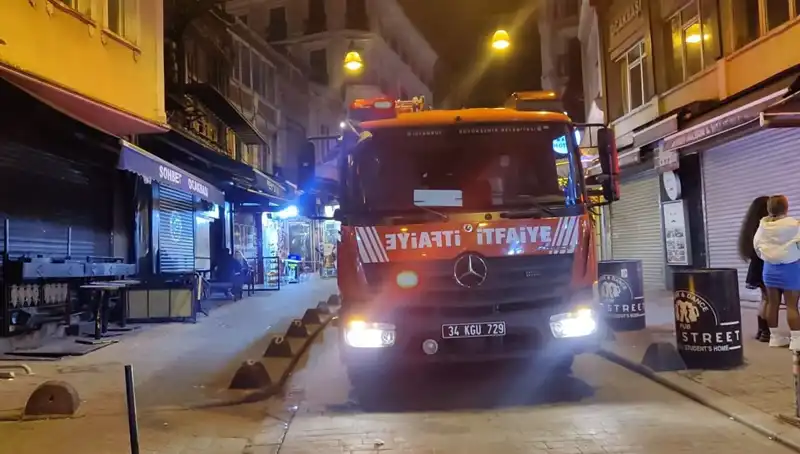 Beyoğlu'nda Asansör Boşluğuna Düşen Müşteri, Yaralandı: Olayın Ayrıntıları