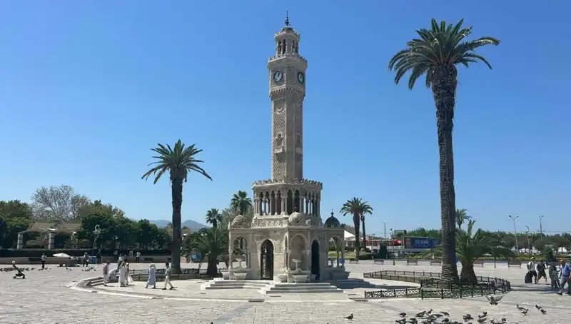 İzmir'de Sıcak Hava Dalgası: Meydanlar Boş, Sıcaklık Rekorları Kırılıyor