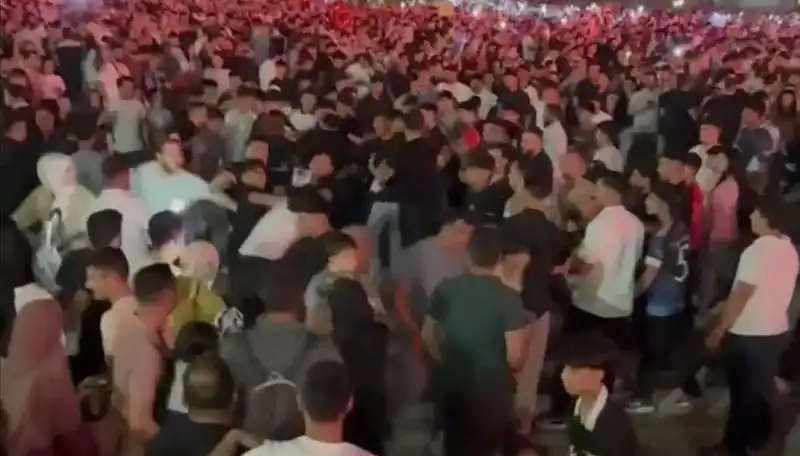 Konserde Bıçaklı Kavga: Üç Kişi Yaralandı, İhbar Üzerine Polis Olay Yerinde