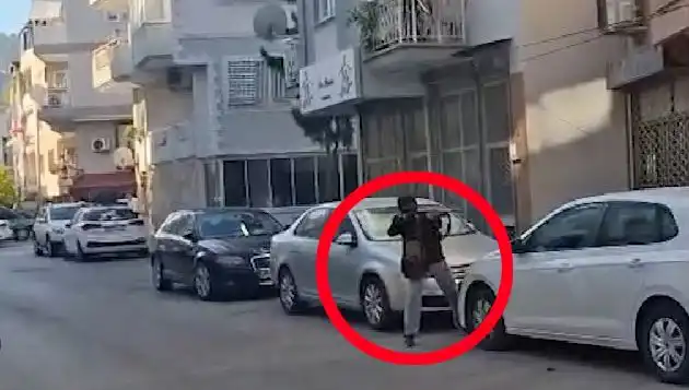 İzmir'de Sıra Dışı Bir Çatışma: Saldırgan ve Güvenlik Güçleri Karşı Karşıya Geldi