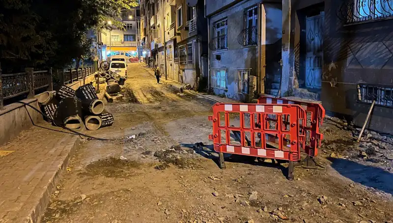 Bayrampaşa'da Rögar Kapağı Patladı: Altyapı Çalışmaları Sırasında Hızla Çöken Sokakta Korku Dolu Anlar