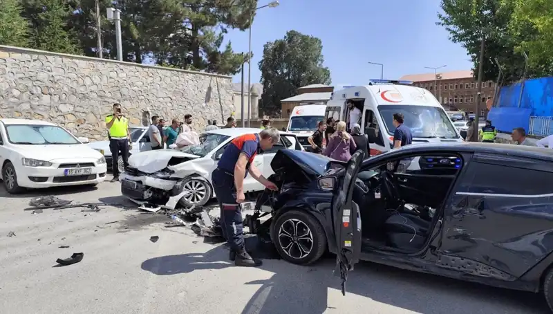 Bitlis’te Korkunç Kaza: Otomobiller Çarpıştı, 10 Kişi Yaralandı!