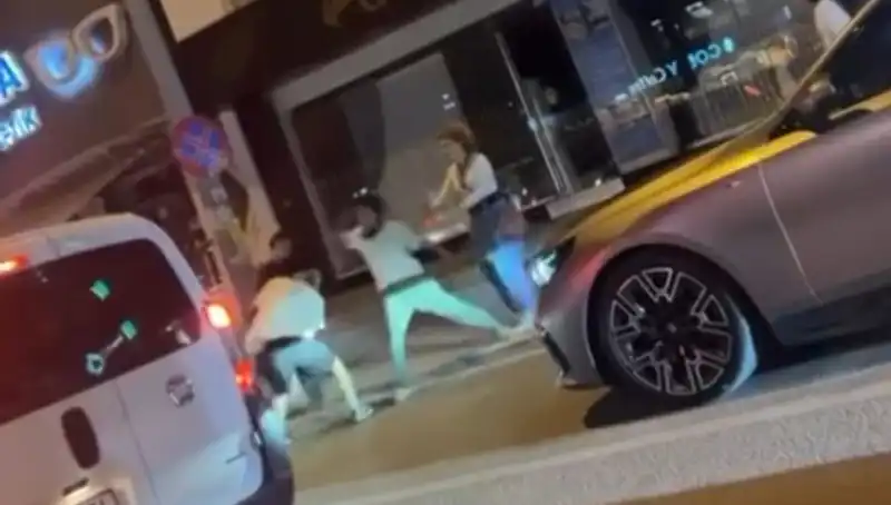 Cadde Savaş Alanına Dönüştü: Yumruklar Uçuşuyor!
