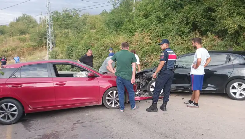 Karamürsel'de Feci Kaza: İki Otomobil Çarpıştı, 4 Yaralı