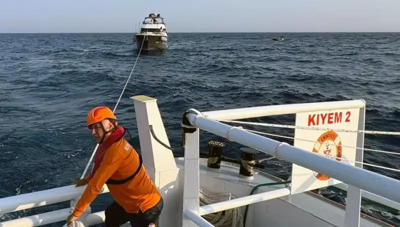 Marmaris Açıklarında Sürüklenen Tekne: İhbar Üzerine Kurtarma Operasyonu!