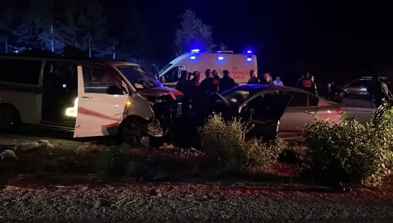 Ters Yön Faciası: Kafa Kafaya Çarpışma Can Aldı, Yaralılar Aynı Yolda!