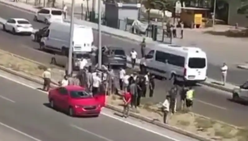 İki Araç Arasında Sıkışan Yayaya Otomobil Çarptı: Olay Anı Kamerada!