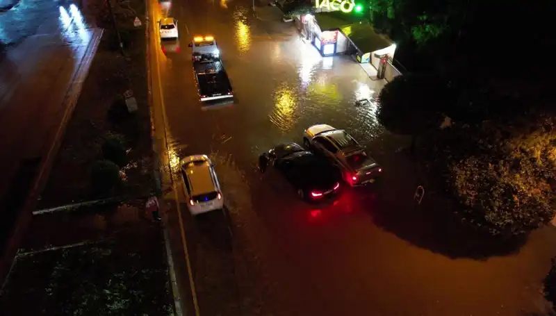 Adana’da Sağanak Yağış: Cadde ve Yollar Sular Altında Kaldı