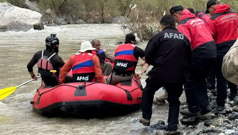 Zap Suyu Kenarında Mahsur Kalan 4 Kişi Kurtarıldı: Dramlı Kurtuluş Hikayesi