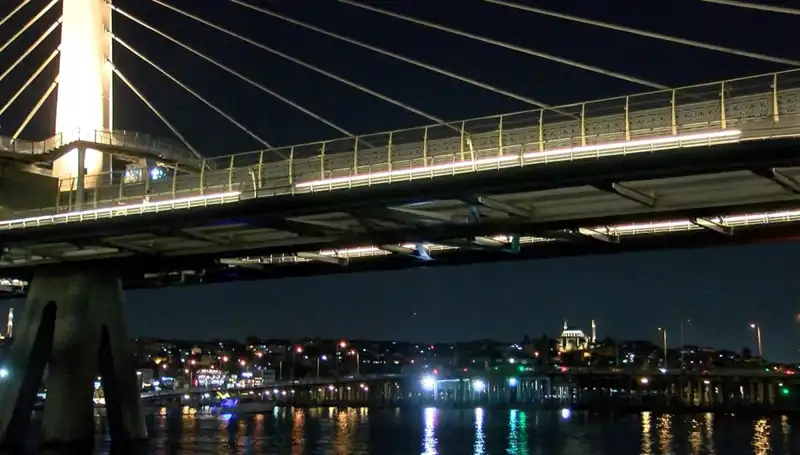 Metro Köprüsünden Denize Düşen Kişiyi Arama Çalışmaları Başladı!