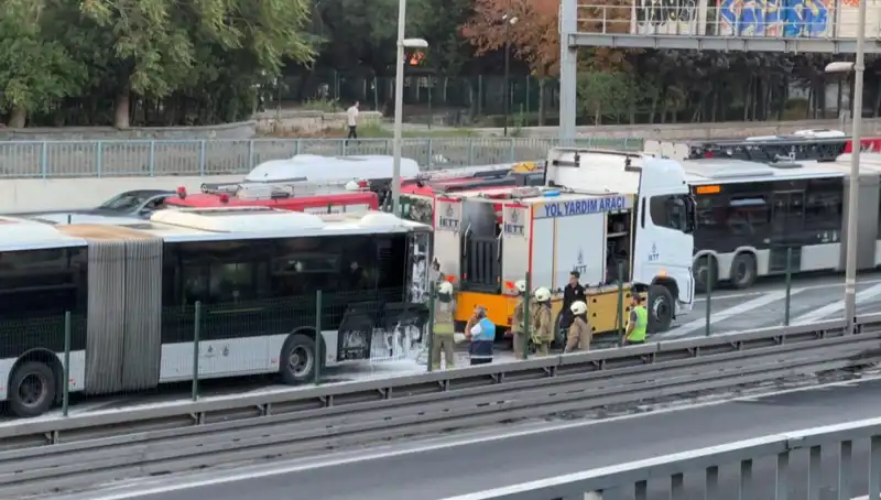İstanbul Metrobüs Araç Yangını Trafiği Felç Etti: Son Durum Nedir?