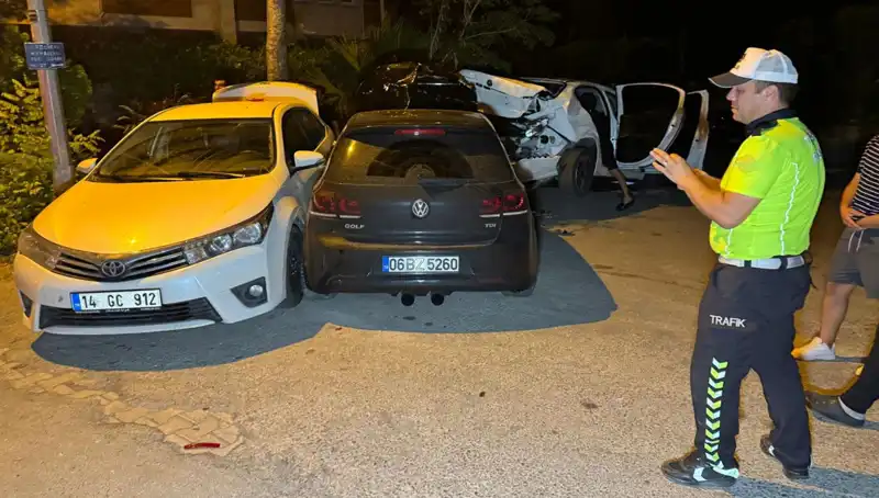 Alkollü Sürücü Sokağı Tehdit Etti: Üç Araç Bir Arada Hasar Gördü!