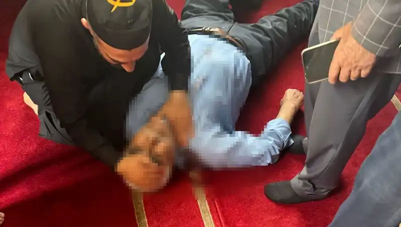 Camide Namaz Kılarken Bıçaklanan Adamın Son Durumu Merak Ediliyor
