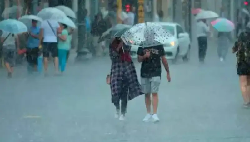 İstanbul'a gelen sağanak yağışın ardından rüzgar uyarısı: Yangın bölgelerini etkiliyor!