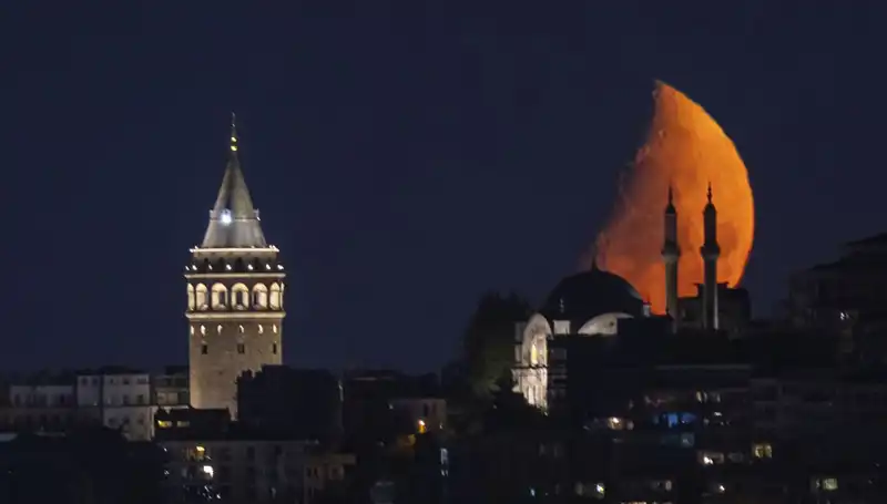 İstanbul’un Yarım Ayı Geceyi Aydınlattı: Eşsiz Görüntüler