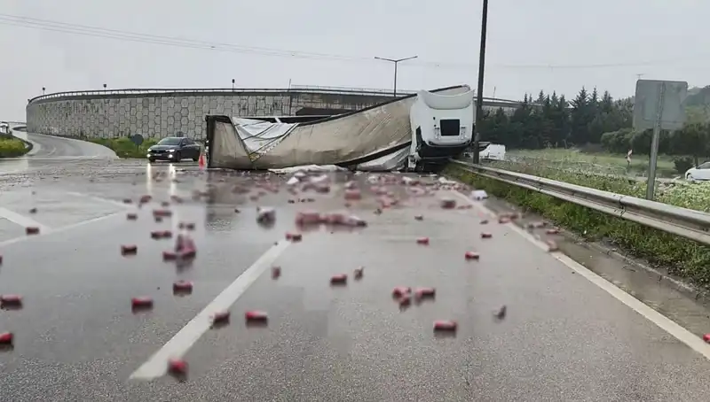 TIR Kazasında İçkiler Tüm Yolu Sarhoş Etti: Detaylar Şaşırtıyor!