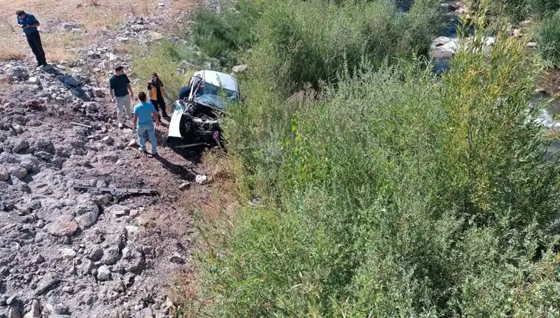 Sivas'ta Talihsiz Otomobil Kazası: Dere Yatağına Uçtu, İki Can Aldı