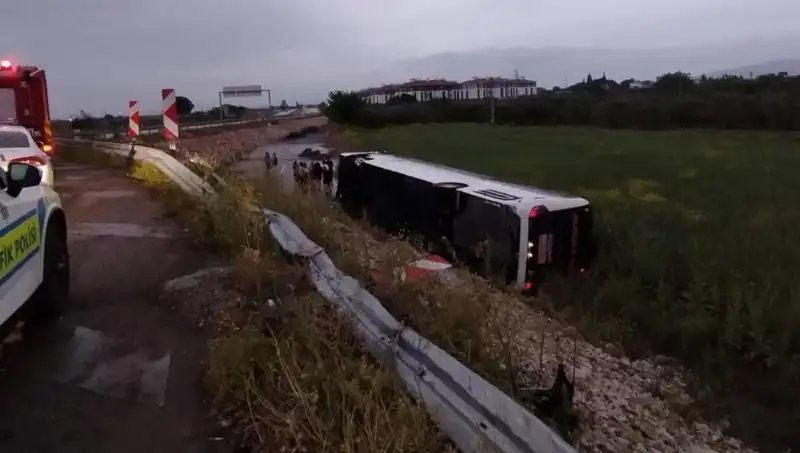 Manisa'da Yolcu Otobüsü Kaza Yaptı: Çok Sayıda Yaralı Var!