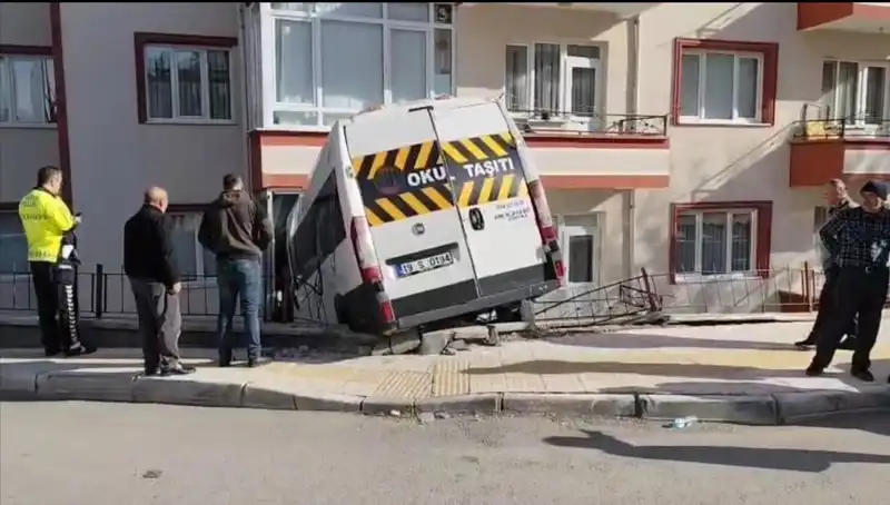 Okul Servisi Balkona Çarptı: İki Öğrenci Yaralandı, Detaylar Ortaya Çıktı!