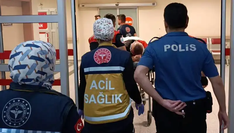 Islak Yolda Kontrolü Kaybeden Polis Ekipleri Kaza Yaptı: İki Yaralı!