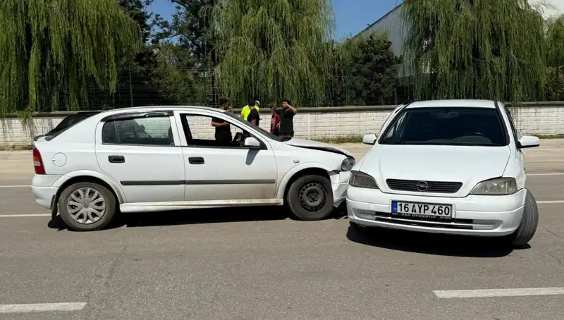 İki Otomobil Çarpıştı: Kaza Anında Yaralanan İki Kişinin Durumu Ciddi
