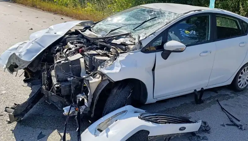 Çanakkale'de Feci Trafik Kazası: İki Kişi Yaralandı, Olayın Nedeni Merak Ediliyor!