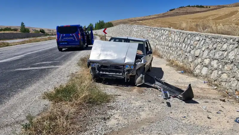 Kontrolden Çıkan Otomobil Feci Kaza Yaptı: İki Kişi Yaralandı