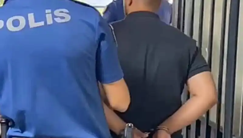 İzmir'de Polise Saldıran Zanlı, Adalete Teslim Edildi: Gelişmeler