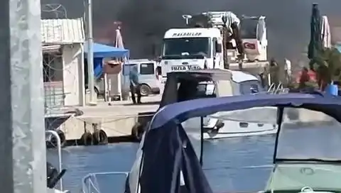 Tuzla'daki Balıkçı Barınağında Sıra Dışı Lastik Yangını Patlak Verdi!