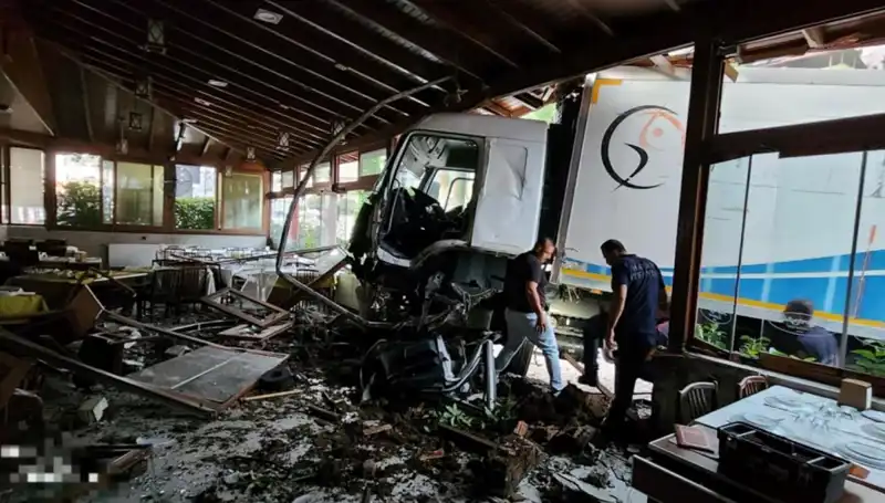 Freni Boşalan Kamyon Çarpmasıyla Restoran Korku Dolu Anlar Yaşadı!