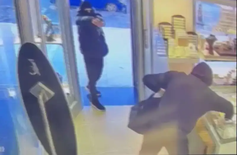 Ümraniye'de Maskeli Soygun Girişimi: 5 Kişi Silahlarla Caddeyi Korkuya Boğdu
